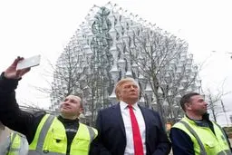 برخورد جالب خبرنگاران و مردم با مجسمه ترامپ در لندن/تصاویر