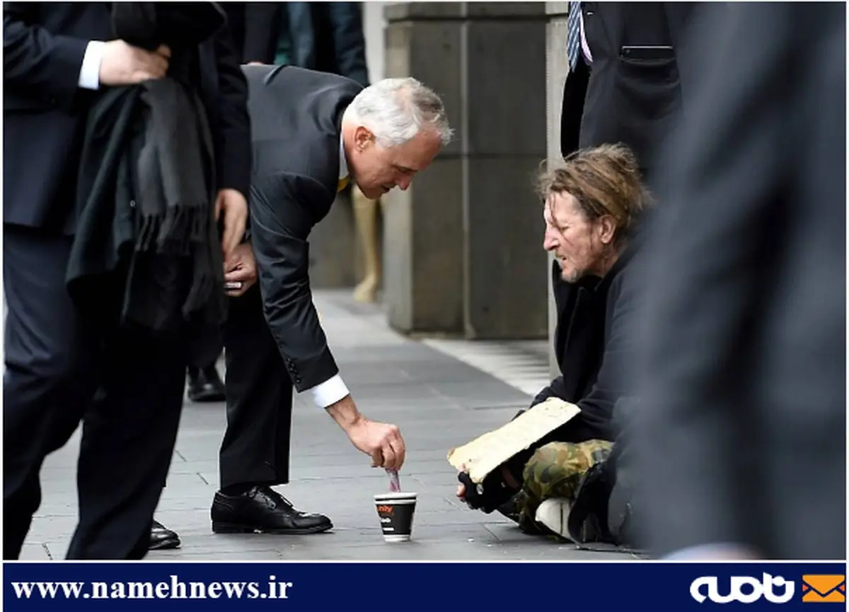 نخست‌وزیر استرالیا در حال کمک به یک بی‌خانمان/ عکس