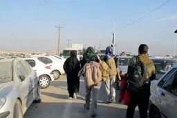 ببینید انتقال زوار اربعین با کمک لودر عراقی