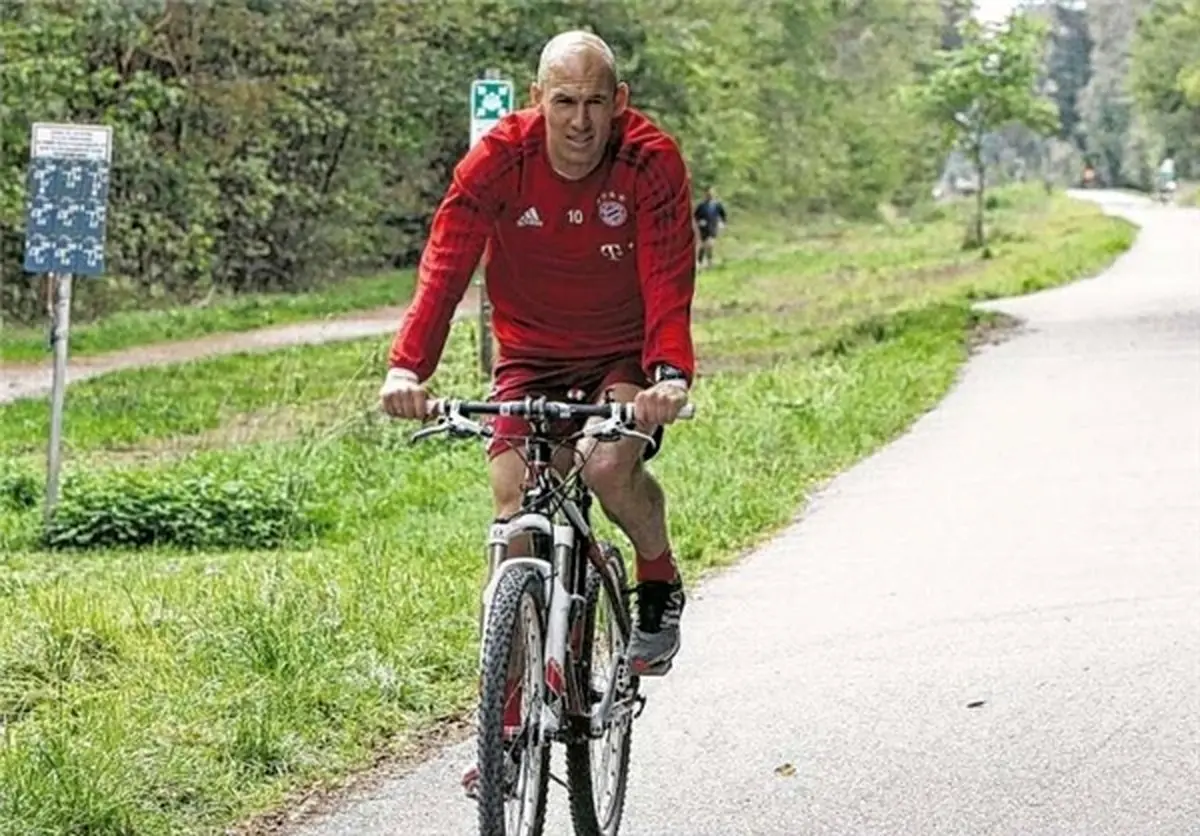 تمرین دوچرخه‌سواری در جنگل برای آرین روبن مصدوم + تصویر