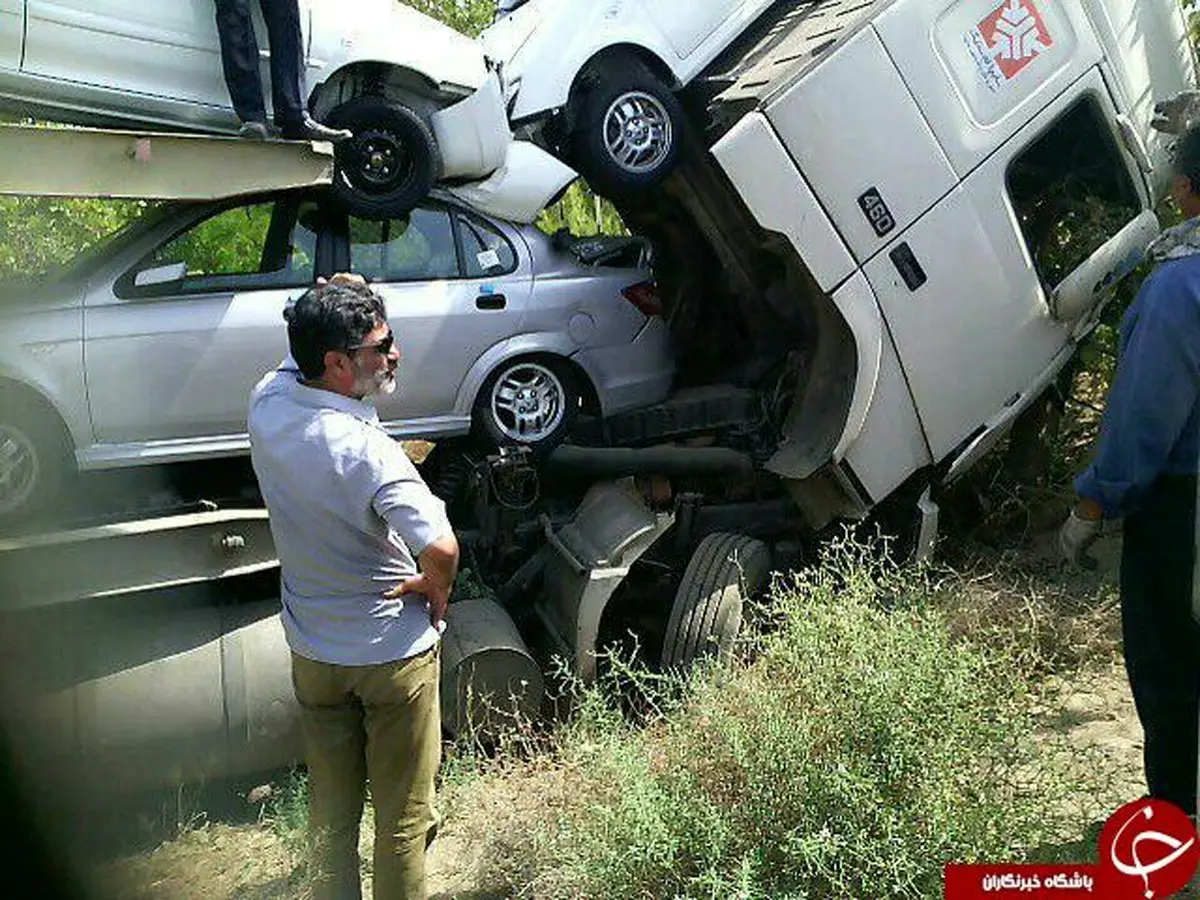 واژگونی هولناک تریلی حامل ماشینهای صفر کیلومتر+تصاویر
