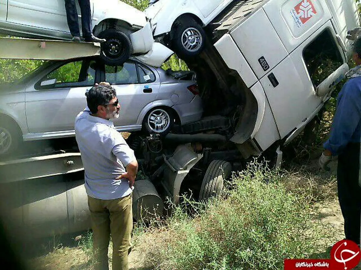 واژگونی هولناک تریلی حامل ماشینهای صفر کیلومتر+تصاویر