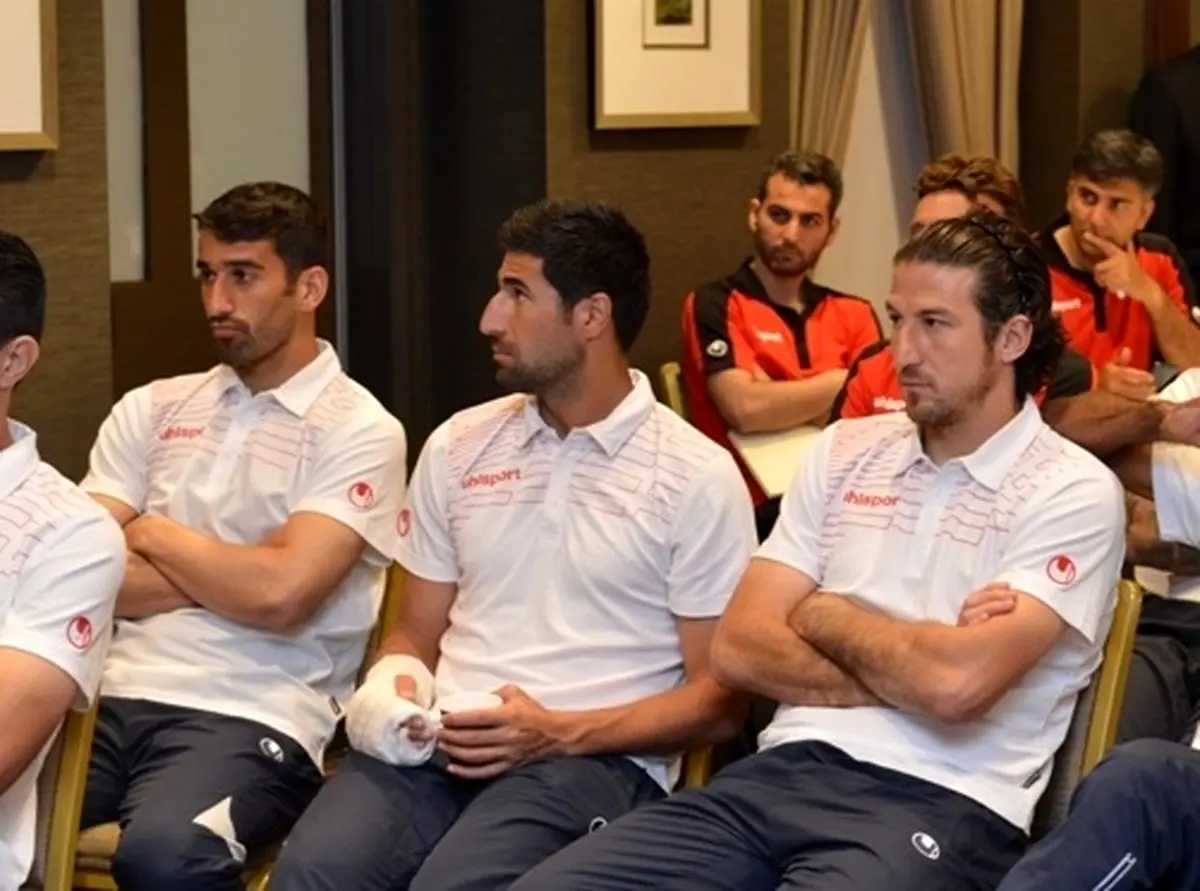 عکسی از هاشم بیک‌زاده با دست شکسته