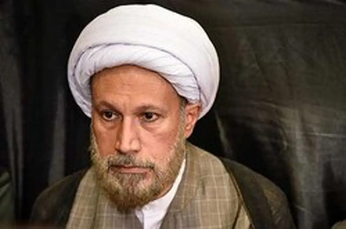 امام جمعه شیراز: رضا خان با تمام قلدری‌اش نتوانست عمامه از سر آخوند بردارد، شما که جای خود دارید!