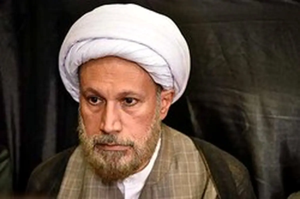 امام جمعه شیراز: رضا خان با تمام قلدری‌اش نتوانست عمامه از سر آخوند بردارد، شما که جای خود دارید!
