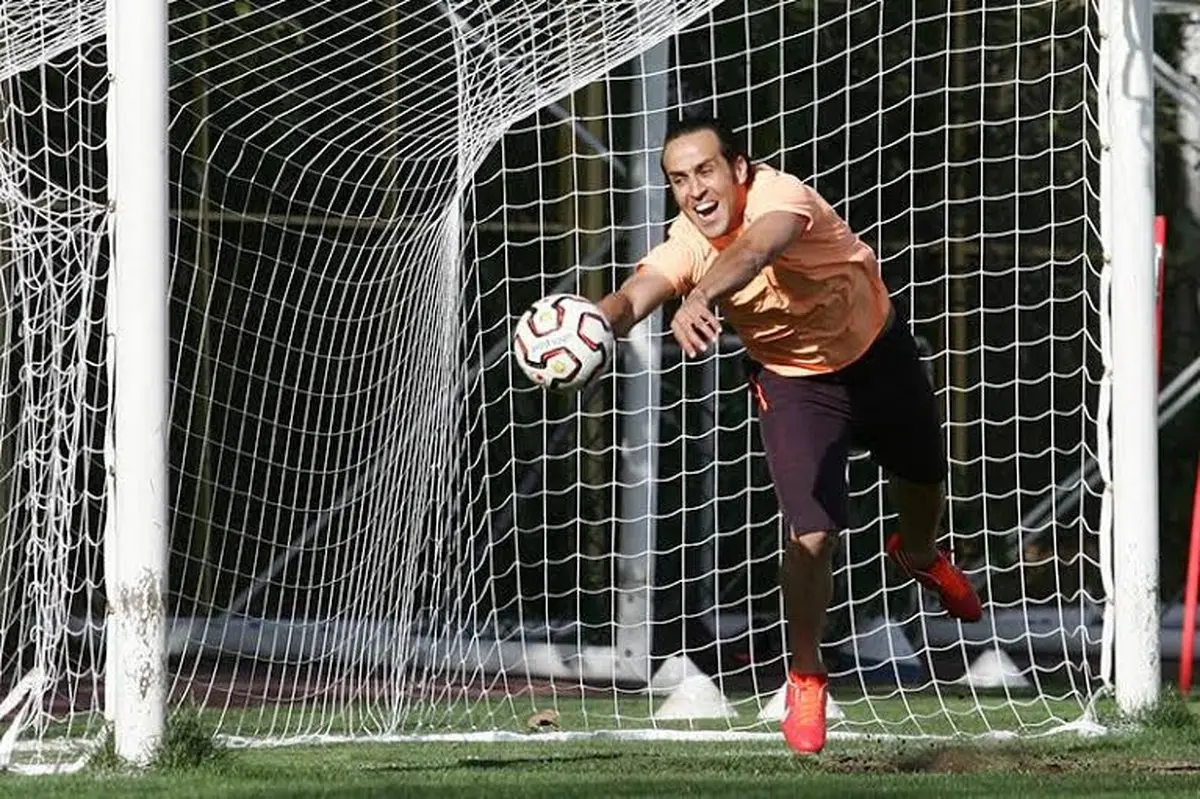 عکس/ وقتی علي کريمي دروازه‌بان شد