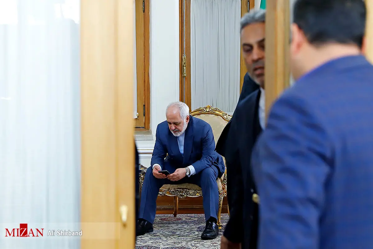 عکس / آقای وزیر سر در موبایل!