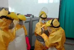 زنانی که در قم جان باختگان کرونا را غسل می دهند! + عکس