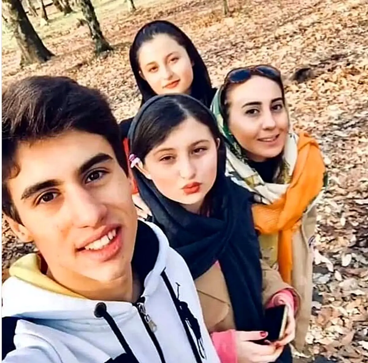 سلفی سارا و نیکای پایتخت با ژست خاص