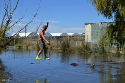 عکس/ بندبازی بالای سر کروکدیل های گرسنه