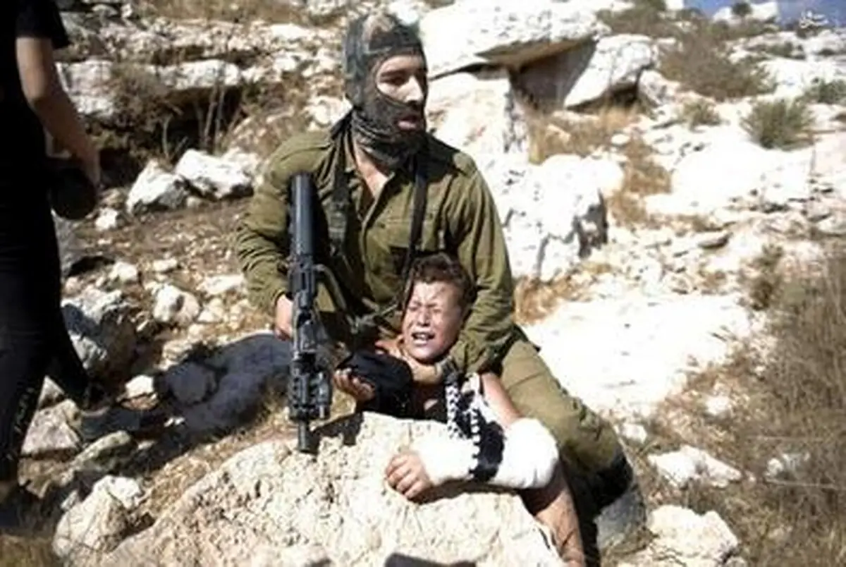 کتک‌خوردن سرباز اسرائیلی از زنان فلسطینی/تصاویر