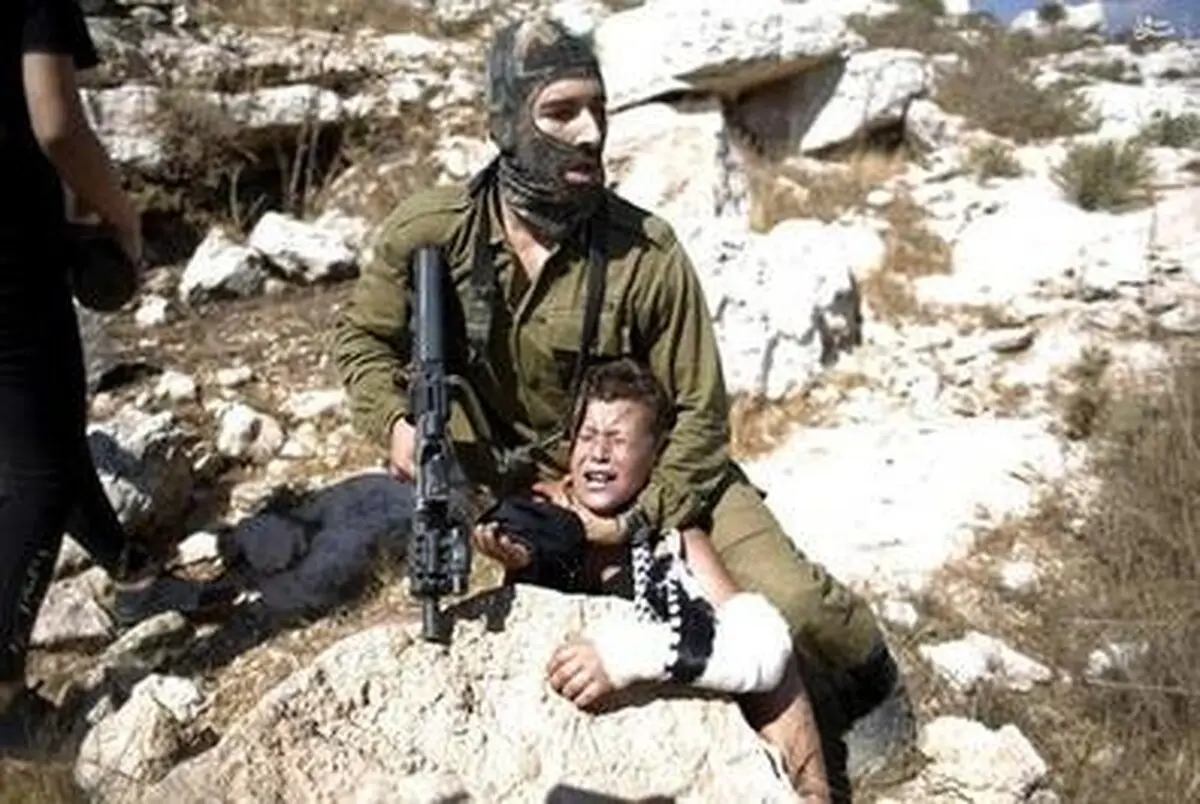 کتک‌خوردن سرباز اسرائیلی از زنان فلسطینی/تصاویر