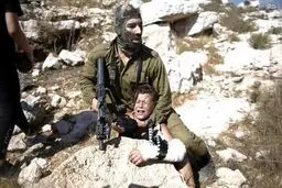 کتک‌خوردن سرباز اسرائیلی از زنان فلسطینی/تصاویر