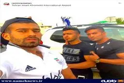 سلفی فوتبالیست جنجالی با خودروی شاسی بلندش!/عکس