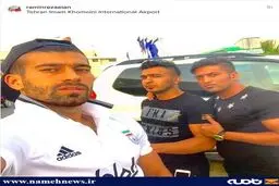 سلفی فوتبالیست جنجالی با خودروی شاسی بلندش!/عکس
