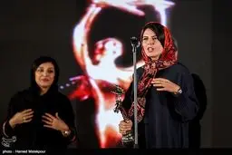 ذوق ساره بیات برای لیلا حاتمی در جشن سینما/عکس