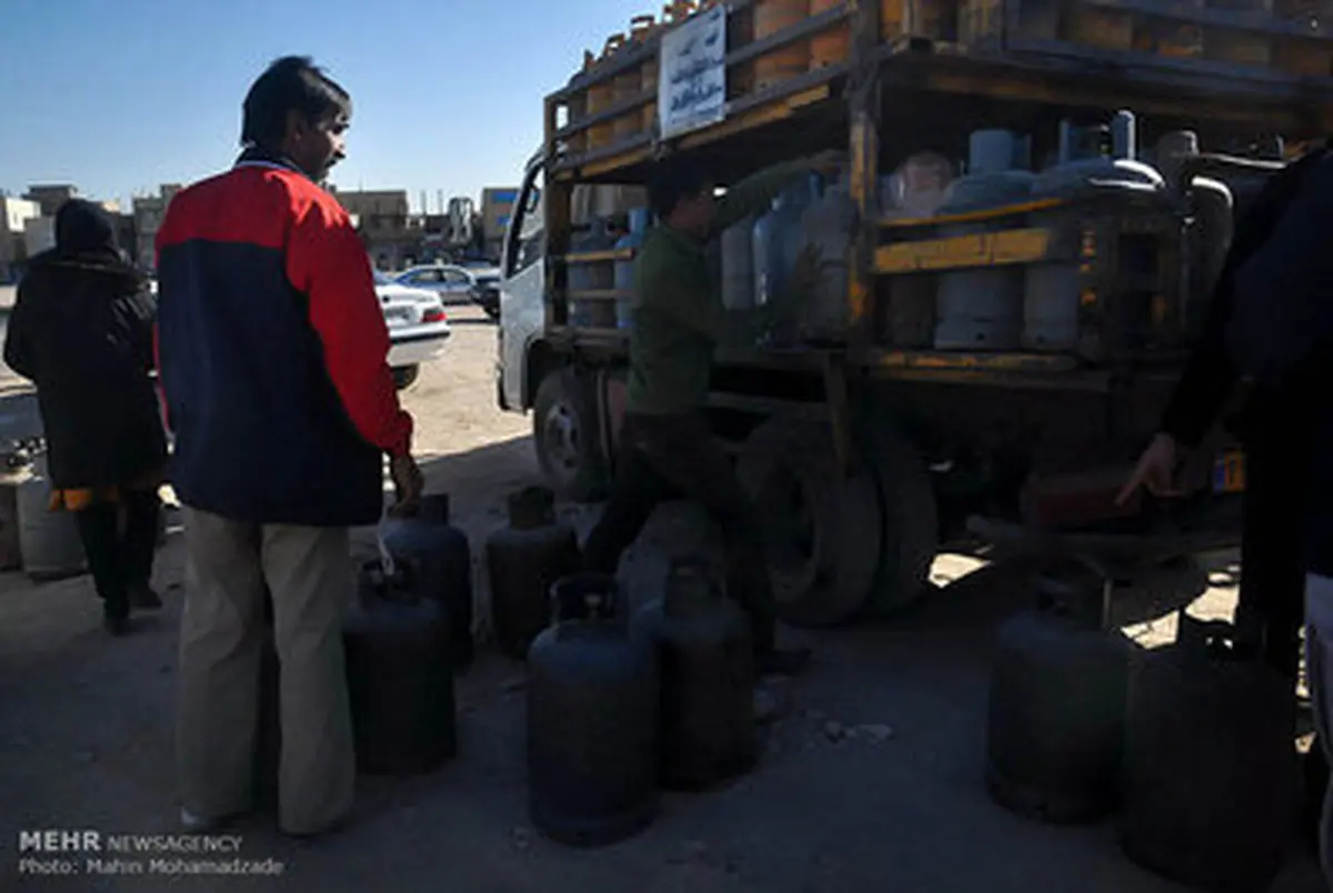 صف های طولانی توزیع کپسول گاز/ تصاویر