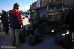 صف های طولانی توزیع کپسول گاز/ تصاویر