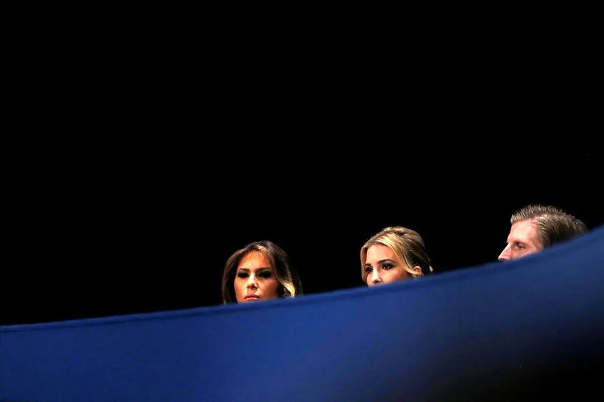 نگاه جالب همسر و دختر ترامپ در دومین مناظره/عکس