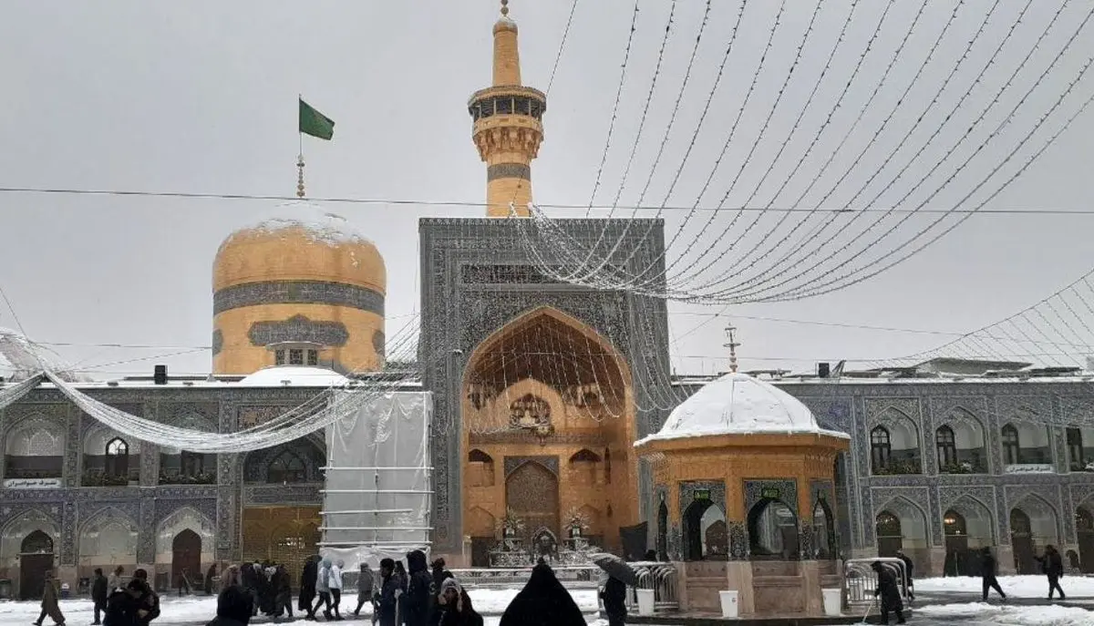 عکس / بارش برف در حرم مطهر رضوی