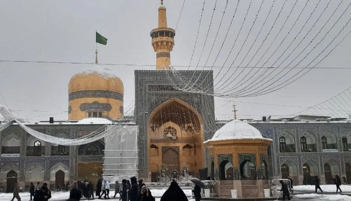 عکس / بارش برف در حرم مطهر رضوی