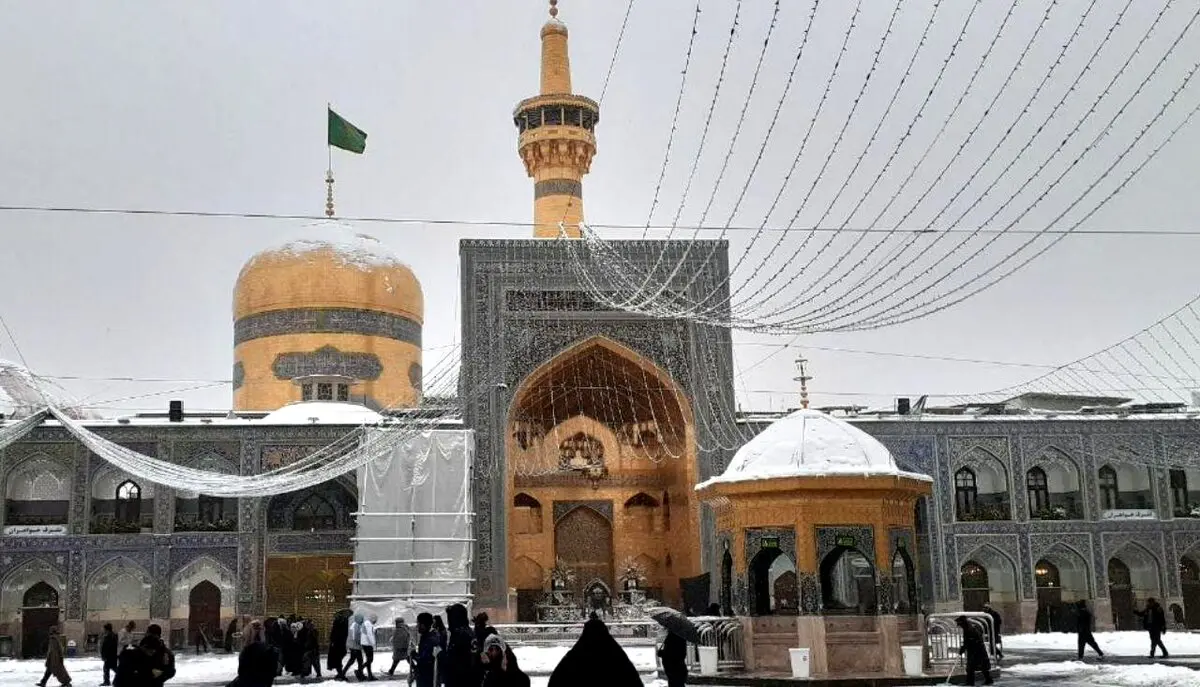 عکس / بارش برف در حرم مطهر رضوی