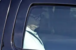 عکس /عینک مطالعه ترامپ، سوژه شد