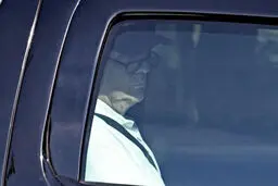 عکس /عینک مطالعه ترامپ، سوژه شد