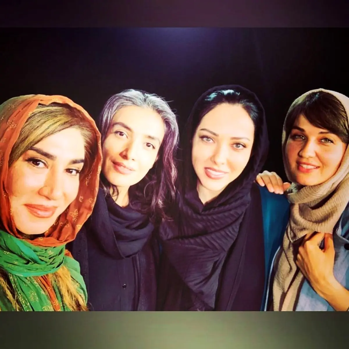 عكس خودموني ليلا اوتادي و جمعي از دوستانش