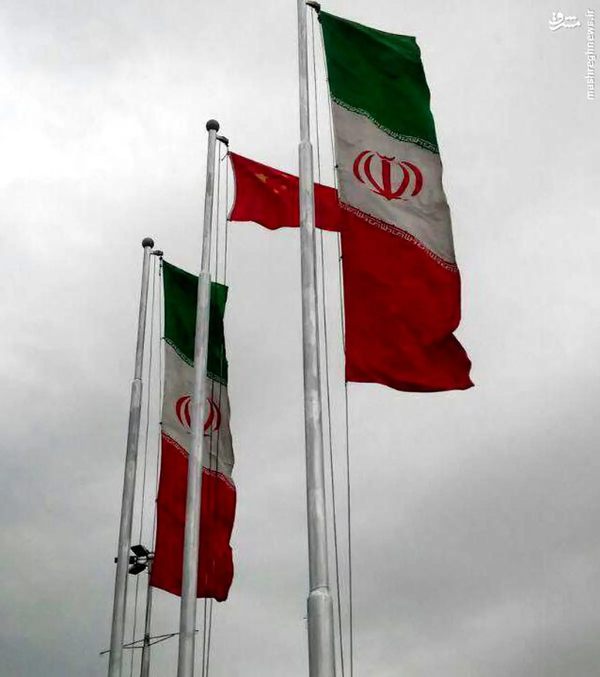 اهتزاز پرچم چین در میدان آزادی/عکس