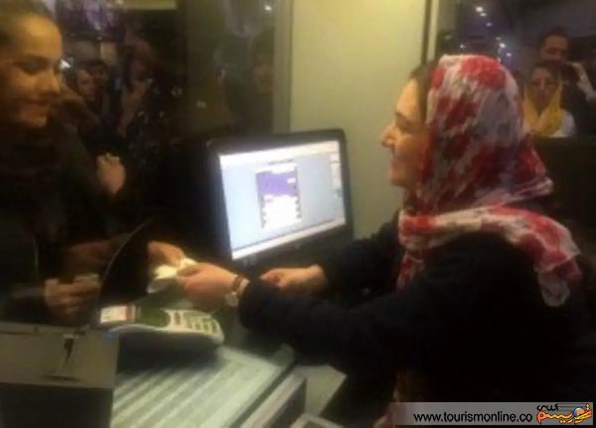 وقتی باران کوثری بلیت فروشی می‌کند!/ عکس