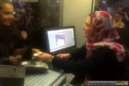 وقتی باران کوثری بلیت فروشی می‌کند!/ عکس