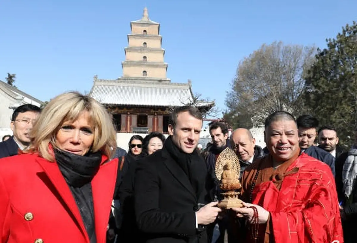 تصاویری از حواشی سفر رییس جمهور فرانسه و همسرش به چین