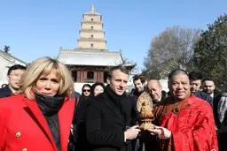 تصاویری از حواشی سفر رییس جمهور فرانسه و همسرش به چین